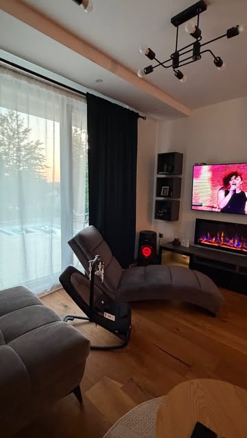 Topli dnevni boravak sa kaminom i pogledom na dvorište